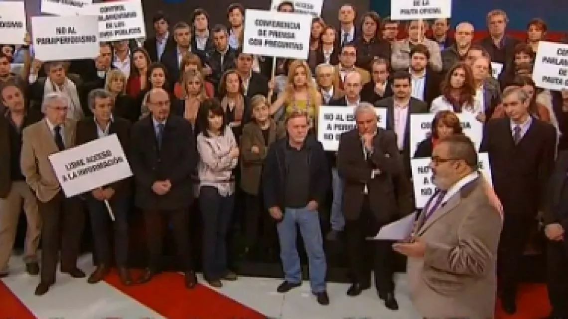 dos-palabras-para-lanata-y-el-reclamo-de-los-periodistas-queremos-preguntar-0514-g1