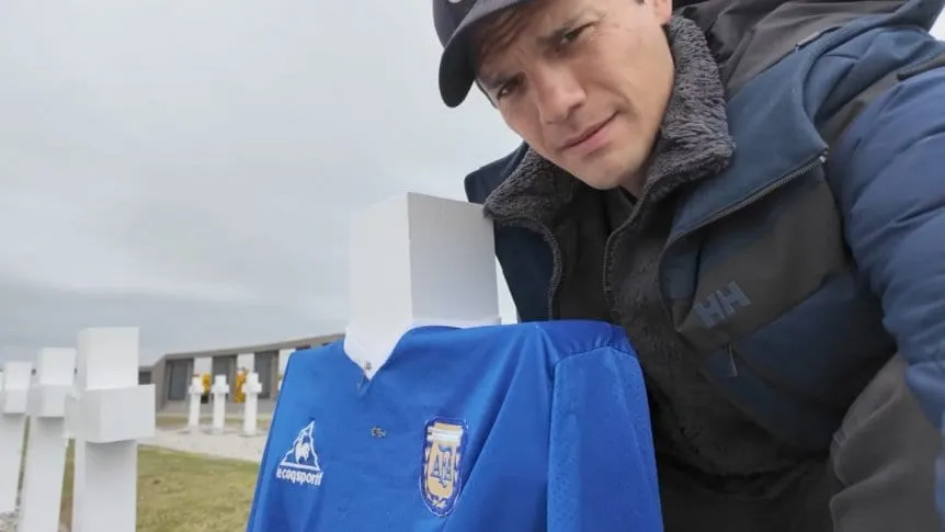 el-influencer-colombiano-juan-diaz-y-la-camiseta-de-maradona-en-el-cementerio-de-darwin-en-las-islas-malvinas_862x485